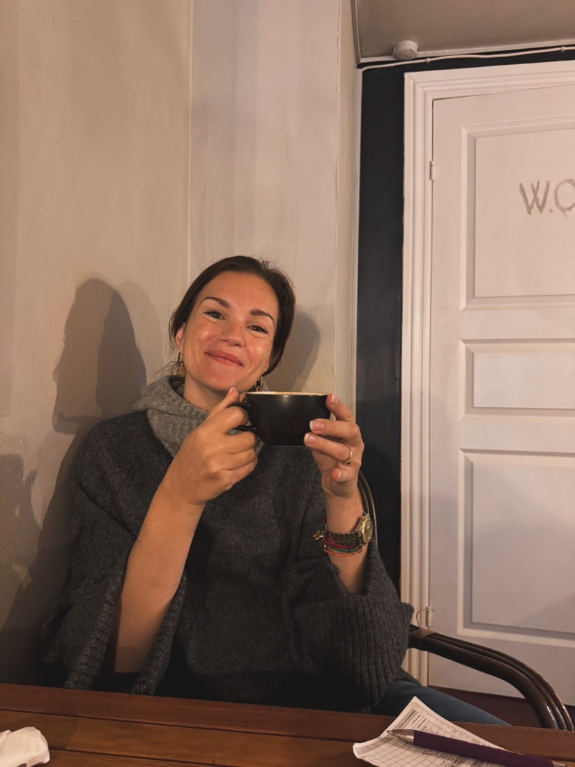 Marly aan tafel met een kop koffie